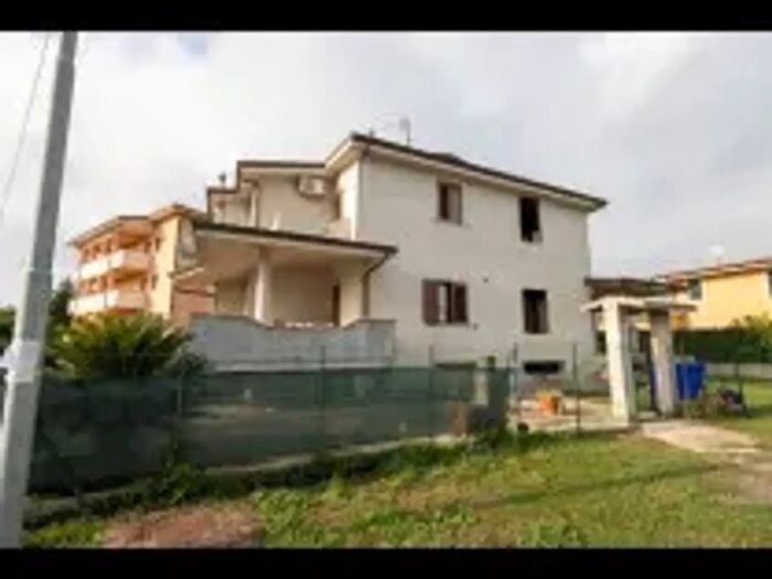 Casa con 6 locali in vendita in Via Roberto Niederer, Soveria Simeri