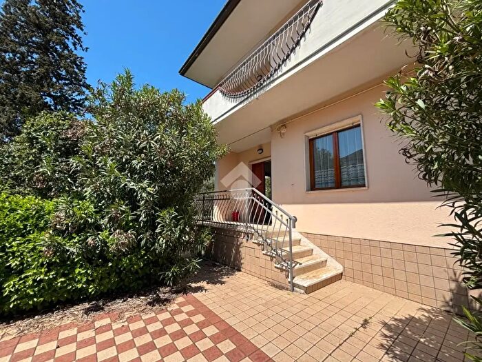 Casa con 8 locali in vendita in Via Benedetto Croce, Penna SantAndrea