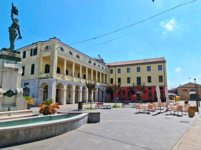 Appartamento trilocale in affitto in Piazza Giacomo Matteotti, Centro, Codigoro