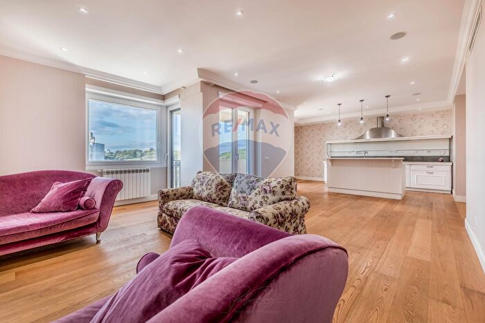 Appartamento quadrilocale in vendita in Via Salvatore Quasimodo, Roma