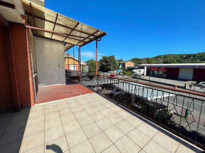 Casa con 6 locali in vendita in Canelli