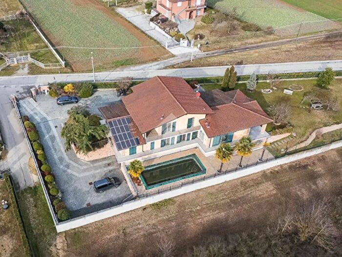 Casa con 10 locali in vendita in Pralormo