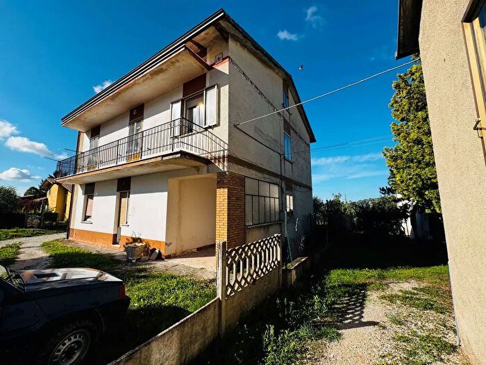 Casa con 14 locali in vendita in Località Cartiere, Gualdo Tadino