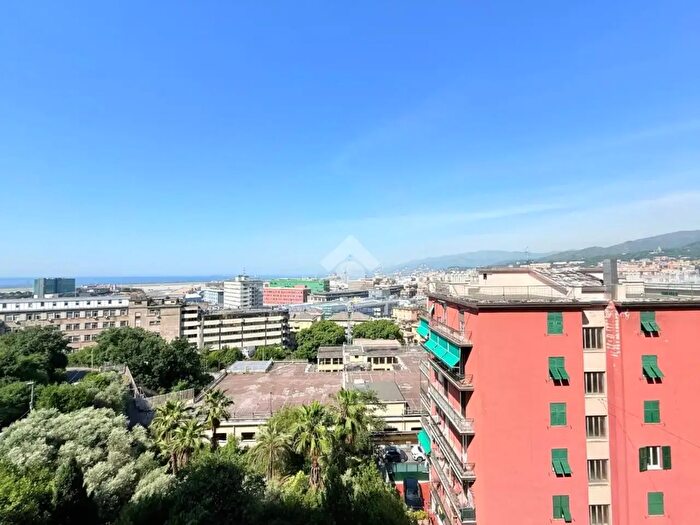 Appartamento con 5 locali in vendita in Via l Calda, Genova