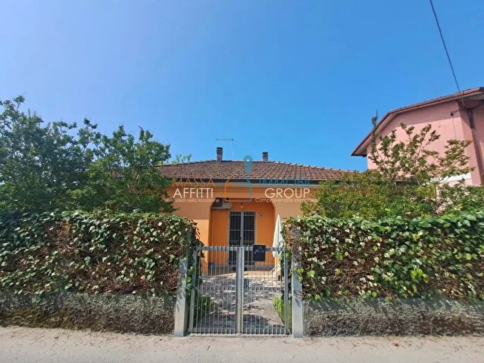 Casa con 6 locali in vendita in Via Pietrasanta, Massa