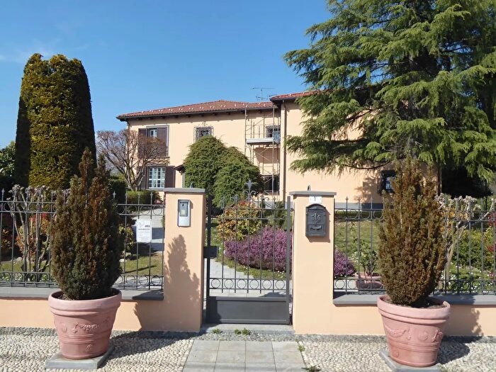 Casa con 12 locali in vendita in Via Pascoli a, Agrate Conturbia