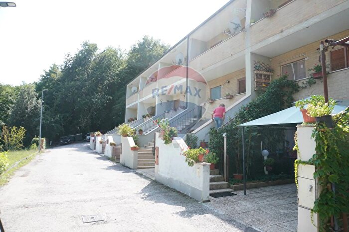 Casa con 5 locali in vendita in Valtopina