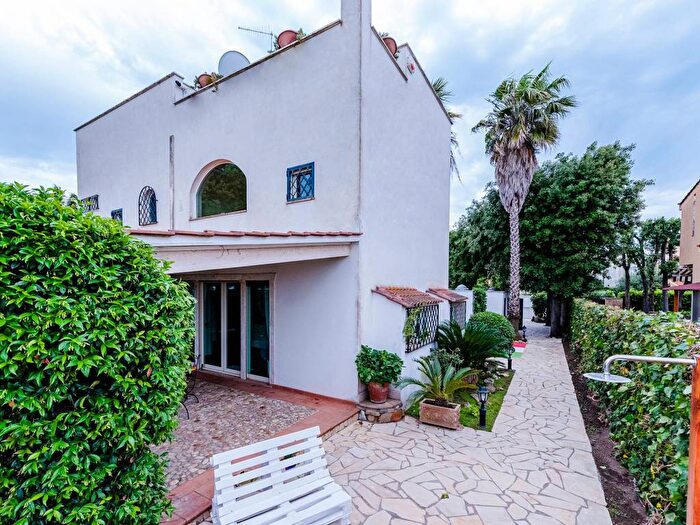 Casa con 6 locali in affitto in Via Rodi Garganico, Fregene, Fiumicino