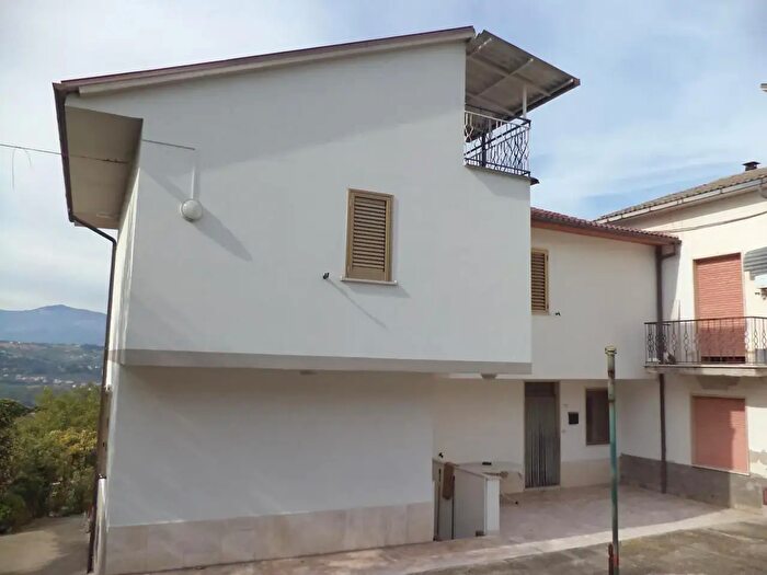 Casa con 8 locali in vendita in Via Valle, Lettomanoppello