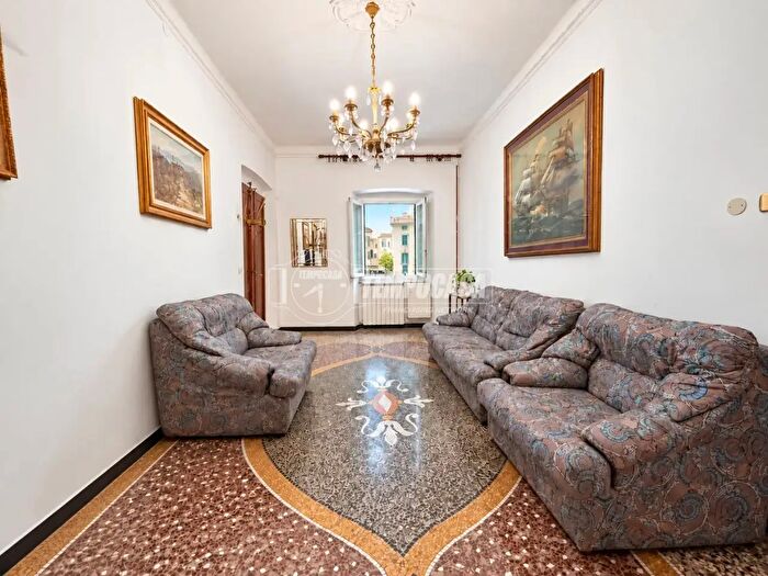 Appartamento con 5 locali in vendita in Piazza Raffaele Sopranis, Genova