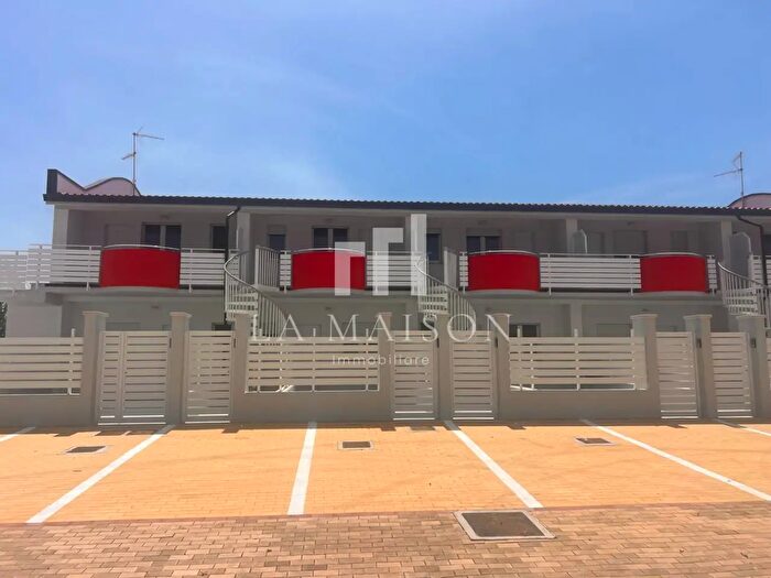 Appartamento trilocale in vendita in Via Pigafetta, Montenero Di Bisaccia