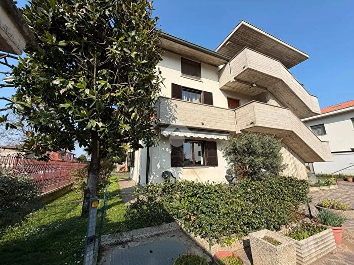 Casa quadrilocale in vendita in Via Michelangelo Buonarroti, Cologno Al Serio