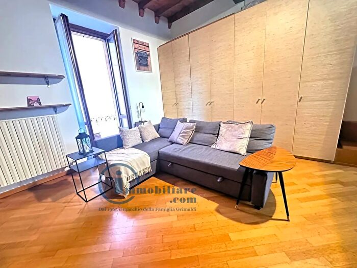 Appartamento bilocale in affitto in Via dei Fabbri, Milano