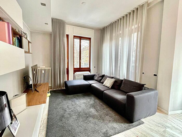 Appartamento trilocale in affitto in Via Sassoferrato, Porta Romana Medaglie dOro, Milano