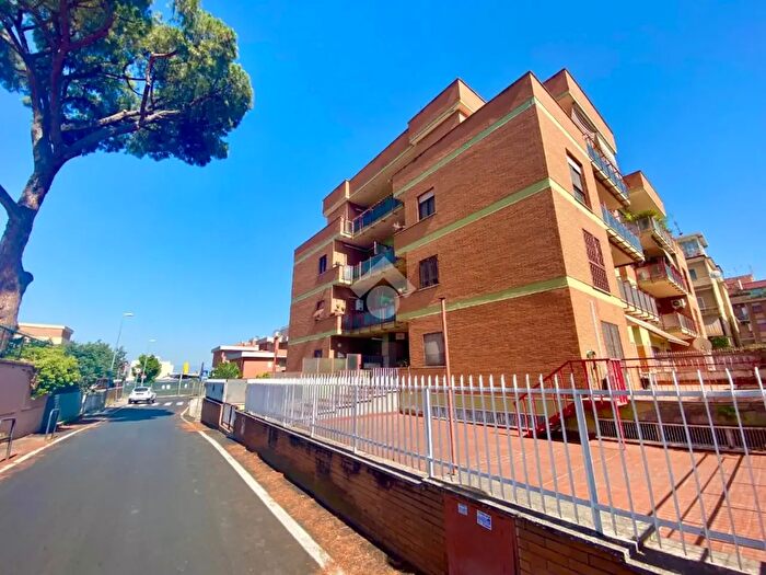 Appartamento trilocale in vendita in Via dei Boccamazzi, Roma