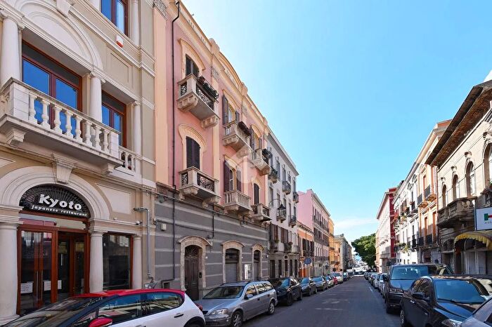 Appartamento con 6 locali in vendita in Via Sassari, Cagliari