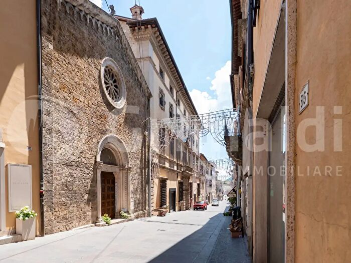 Appartamento con 11 locali in vendita in Via Roma, Rieti