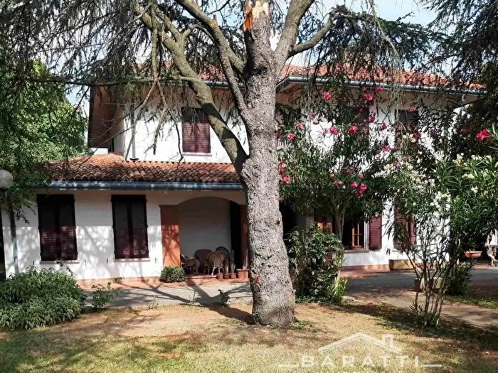 Casa con 8 locali in vendita in Novi Di Modena