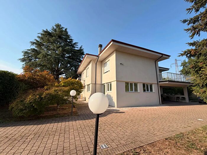 Casa con 13 locali in vendita in Frazione Revignano, Asti