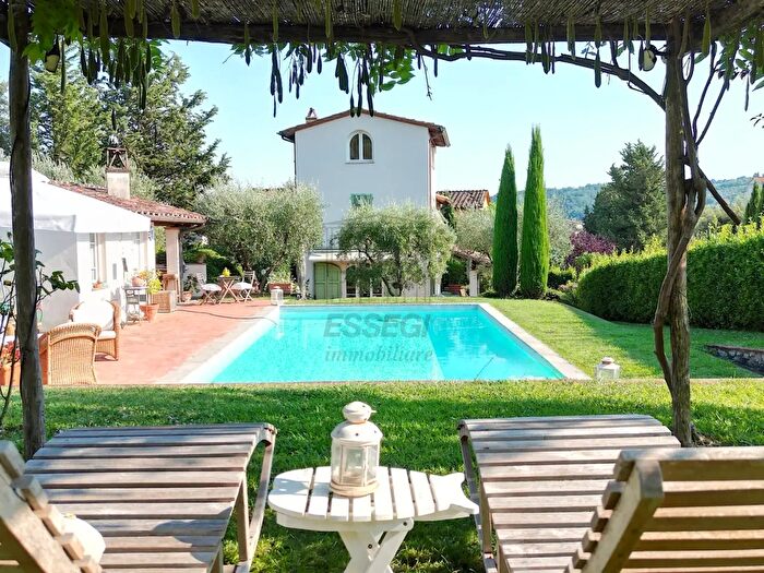 Casa con 8 locali in vendita in Lucca
