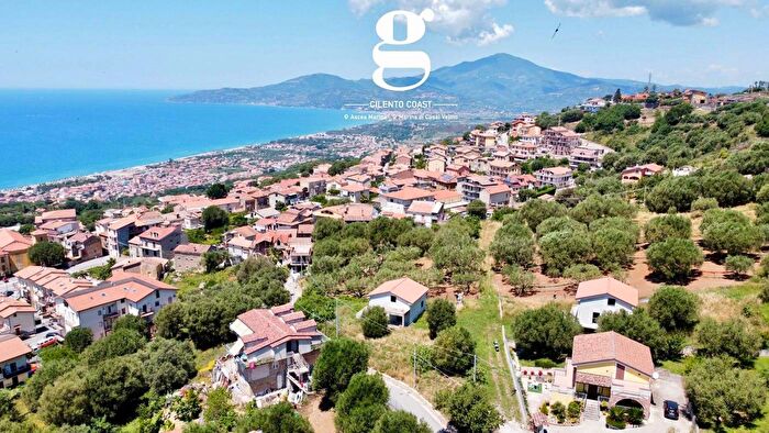 Casa con 5 locali in vendita in Via dei Carrubi Snc, Ascea