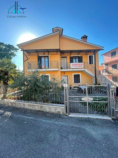 Appartamento con 6 locali in vendita in Via dello Spirito Santo, Fara In Sabina