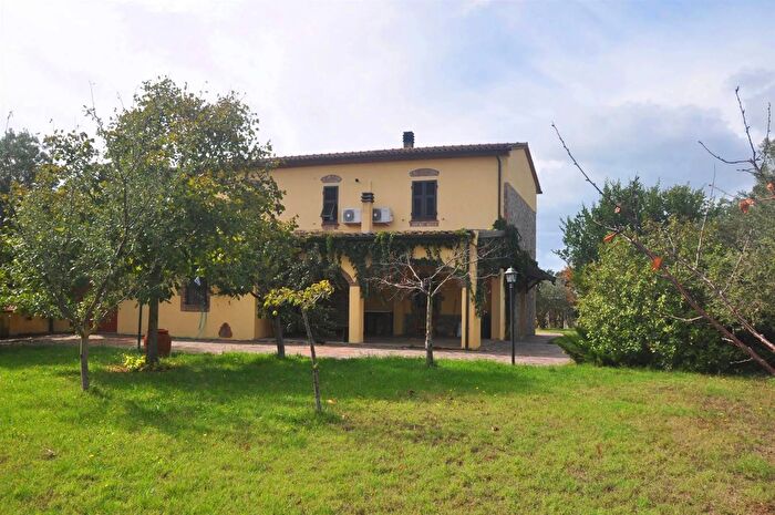 Casa con 9 locali in vendita in Santa Luce