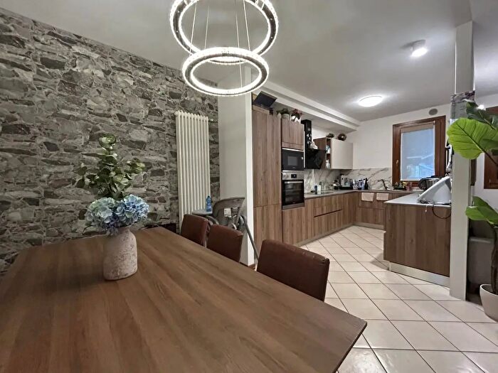 Casa con 10 locali in vendita in Tarzo