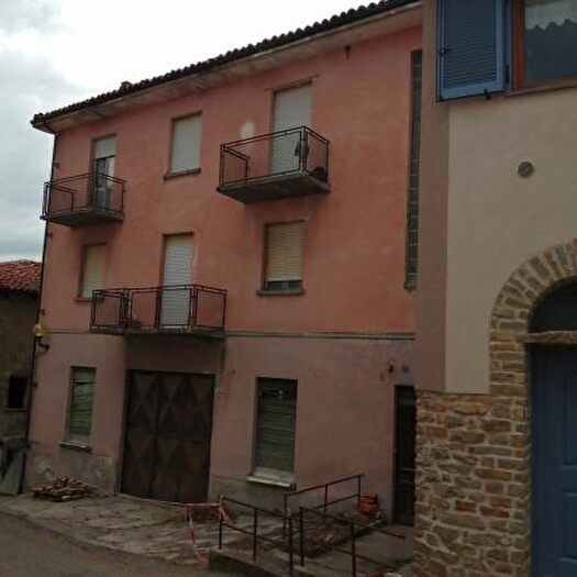 Casa con 6 locali in vendita in Via Celestino dAste, Murazzano