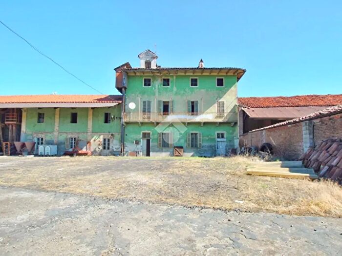 Casa con 9 locali in vendita in Via Cesare Battisti, Livorno Ferraris