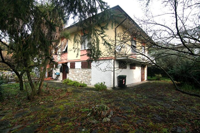 Casa con 10 locali in vendita in Carrara