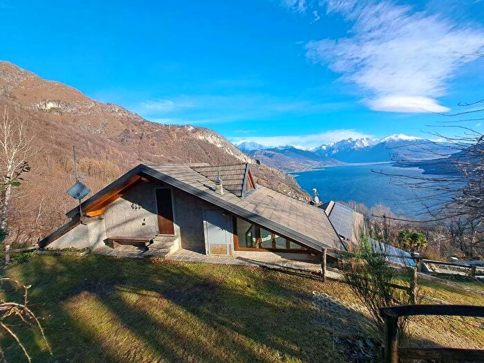 Casa con 5 locali in vendita in Via per Born, Pianello Del Lario