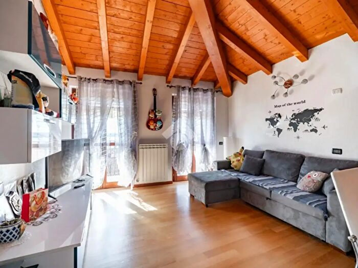 Appartamento trilocale in vendita in Via Giuseppe Garibaldi, Galbiate