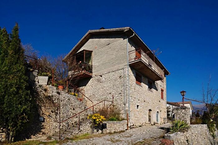 Casa con 11 locali in vendita in Via Tira Alvito Frosinone, Alvito