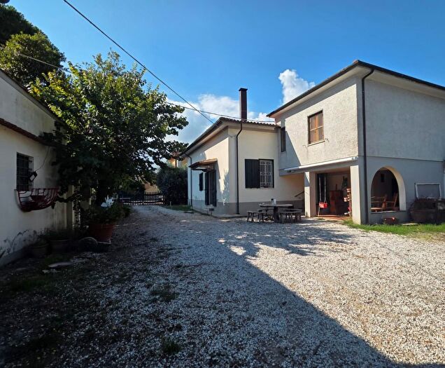 Casa con 6 locali in vendita in Collesalvetti