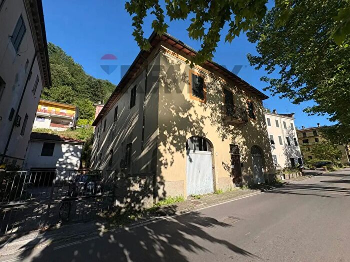 Casa con 10 locali in vendita in Via del Casino Ponte a Serraglio, Bagni Di Lucca