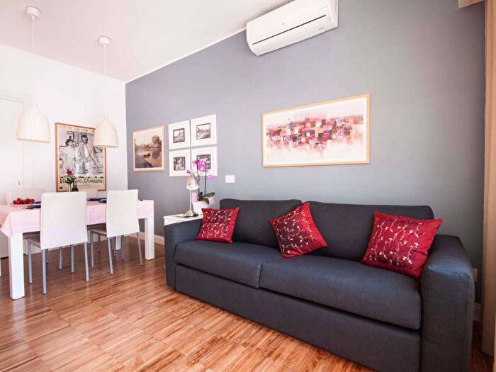 Appartamento trilocale in affitto in Via Ettore Ciccotti, Colli Albani, Roma