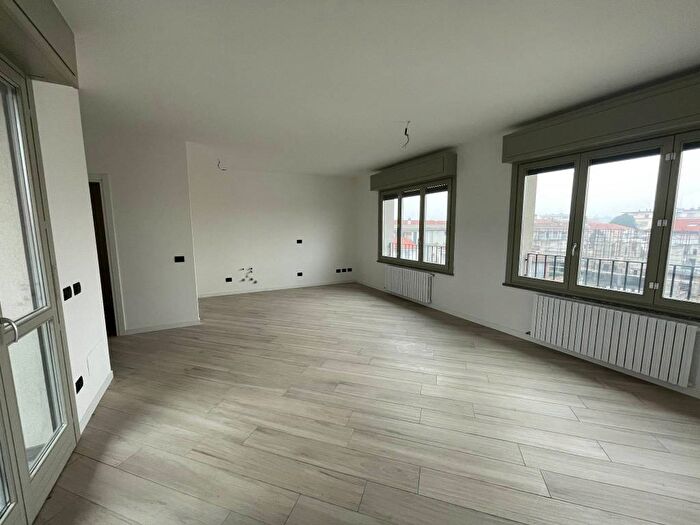 Casa quadrilocale in affitto in Via Montello, Semicentro, Vigevano