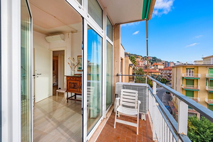 Appartamento con 5 locali in affitto in Via delle Azalee, Finale Ligure