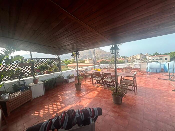 Appartamento trilocale in affitto in Via del Garofalo, Mondello Valdesi, Palermo
