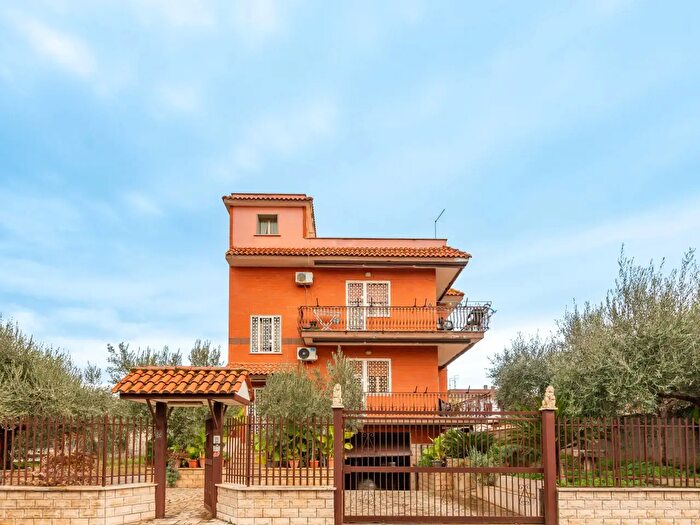 Appartamento trilocale in vendita in Via Mogorella, Roma