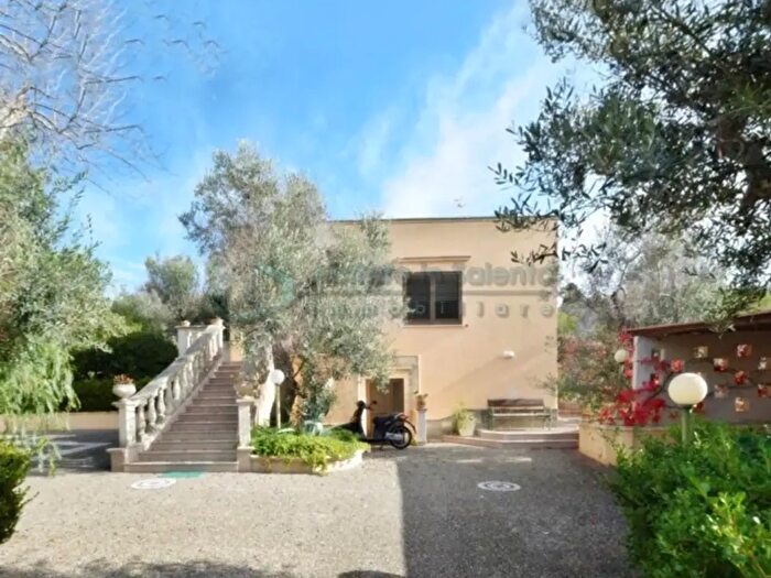 Casa con 5 locali in vendita in Castrignano Del Capo