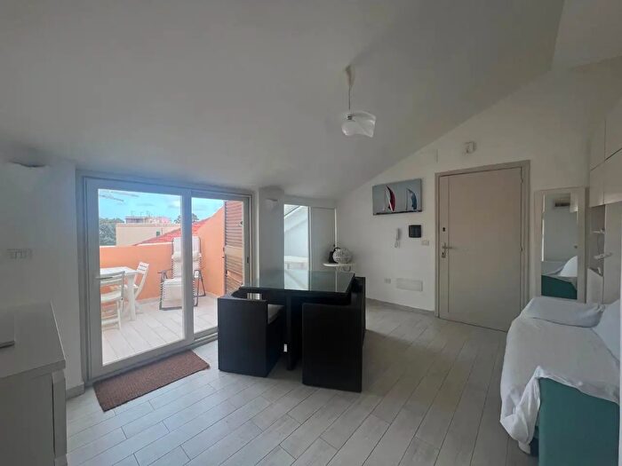 Appartamento trilocale in vendita in Via Indipendenza, La Maddalena