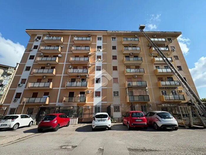 Appartamento quadrilocale in vendita in Via Salaparuta, Palermo