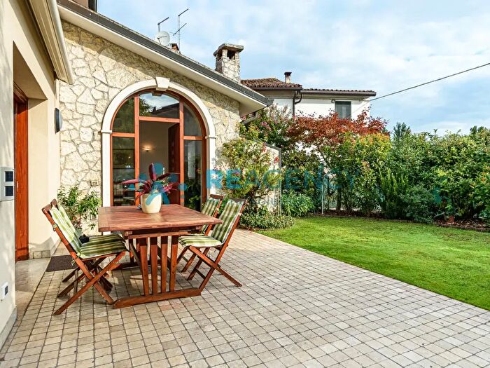 Casa con 5 locali in vendita in Via Ugo Foscolo, Creazzo