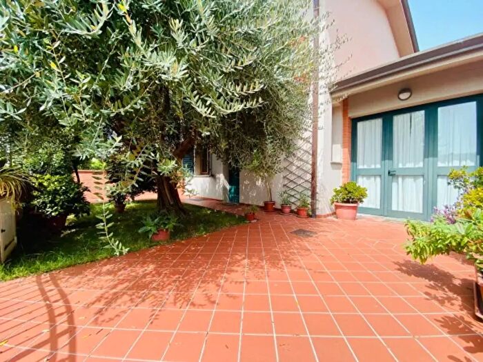 Casa quadrilocale in affitto in Via delle Ville, Lucca