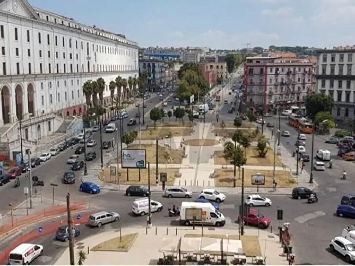 Appartamento con 6 locali in vendita in Napoli