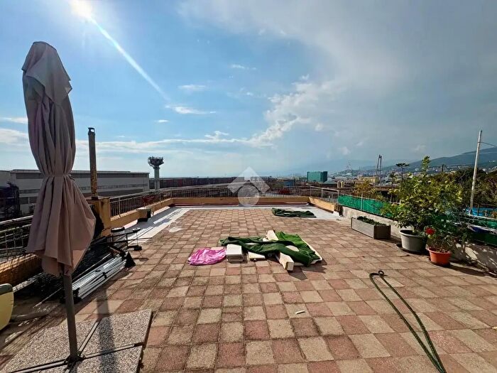 Appartamento con 6 locali in vendita in Via Tonale, Genova
