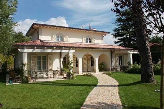 Casa con 6 locali in affitto in Forte Dei Marmi
