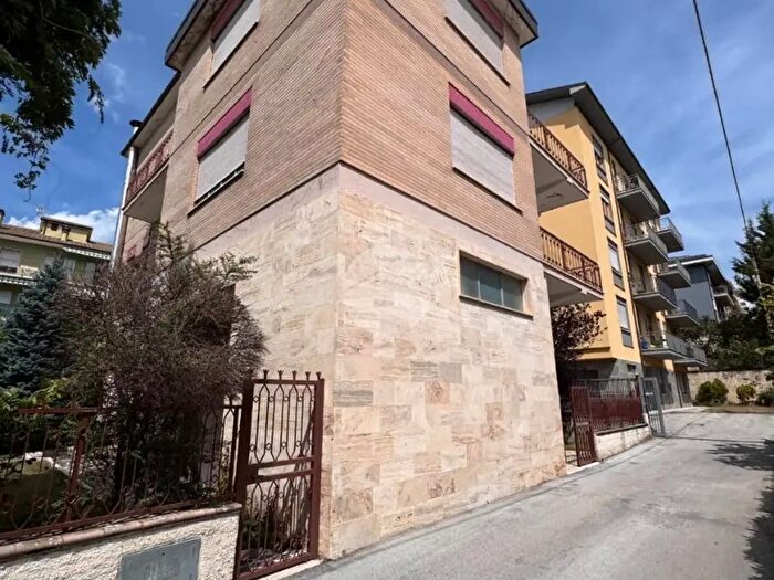 Appartamento con 9 locali in vendita in Via Cardinale Mazzarino, L'Aquila